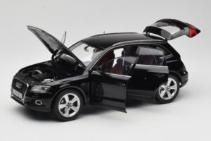 Audi Q5 8R Phantom Black Kyosho 1:18 09242BK Metalli — kuva 2 / 8