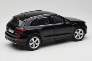 Audi Q5 8R Phantom Black Kyosho 1:18 09242BK Metalli — kuva 3 / 8