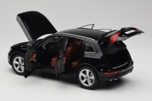Audi Q5 8R Phantom Black Kyosho 1:18 09242BK Metalli — kuva 5 / 8