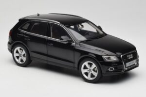 Audi Q5 8R Phantom Black Kyosho 1:18 09242BK Metalli — kuva 6 / 8