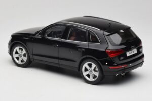 Audi Q5 8R Phantom Black Kyosho 1:18 09242BK Metalli — kuva 7 / 8