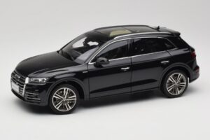 Audi Q5L FY Musta Paudi Model 1:18 26732 Metalli