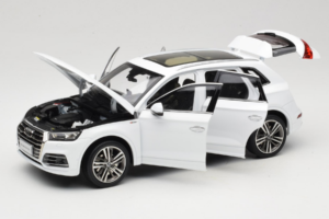 Audi Q5L FY Valkoinen Paudi Model 1:18 30694 Metalli — kuva 2 / 8