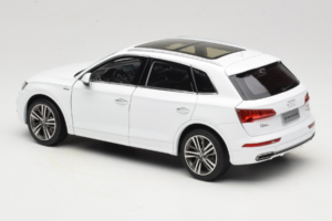 Audi Q5L FY Valkoinen Paudi Model 1:18 30694 Metalli — kuva 7 / 8