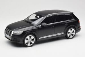 Audi Q7 4M Matta Musta Minichamps 1:18 110014001 Metalli