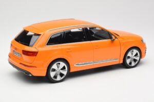 Audi Q7 4M Oranssi Metallic Minichamps 1:18 110014004 Metalli — kuva 3 / 8
