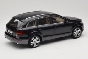 Audi Q7 Musta Kyosho 1:18 09221BK Metalli — kuva 3 / 8