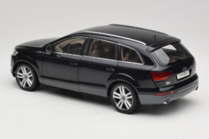 Audi Q7 Musta Kyosho 1:18 09221BK Metalli — kuva 7 / 8