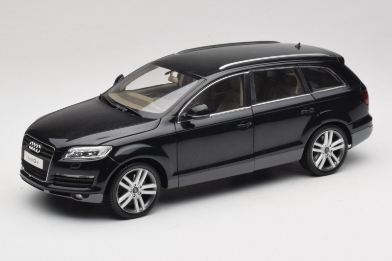 Audi Q7 Musta Kyosho 1:18 09221BK Metalli