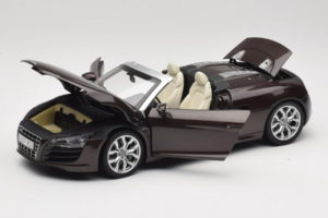 Audi R8 5.2 Spyder Teak Brown Kyosho 1:18 5010918525 Metalli — kuva 2 / 8