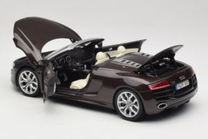 Audi R8 5.2 Spyder Teak Brown Kyosho 1:18 5010918525 Metalli — kuva 5 / 8