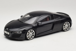 Audi R8 Musta Kyosho 1:18 09213BK Metalli