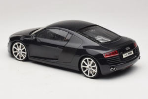 Audi R8 Musta Kyosho 1:18 09213BK Metalli — kuva 7 / 8