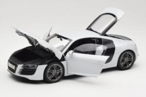Audi R8 Type 42 Suzuka Grey Kyosho 1:18 09213SG Metalli — kuva 2 / 8