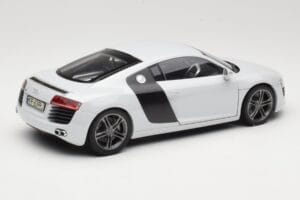 Audi R8 Type 42 Suzuka Grey Kyosho 1:18 09213SG Metalli — kuva 3 / 8