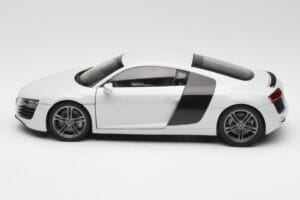 Audi R8 Type 42 Suzuka Grey Kyosho 1:18 09213SG Metalli — kuva 4 / 8