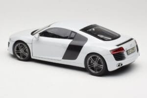 Audi R8 Type 42 Suzuka Grey Kyosho 1:18 09213SG Metalli — kuva 7 / 8