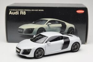 Audi R8 Type 42 Suzuka Grey Kyosho 1:18 09213SG Metalli — kuva 8 / 8