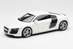 Audi R8 Type 42 Valkoinen Kyosho 1:18 09213W Metalli