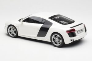 Audi R8 Type 42 Valkoinen Kyosho 1:18 09213W Metalli — kuva 7 / 8