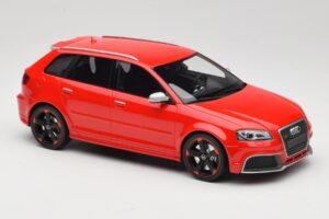Audi RS3 8P Sportback Punainen DNA 1:18 DNA000056 Hartsi — kuva 4 / 6