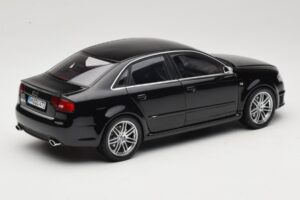 Audi RS4 B7 Sedan Phantom Black Minichamps 1:18 5010509115 Metalli — kuva 3 / 8
