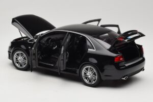 Audi RS4 B7 Sedan Phantom Black Minichamps 1:18 5010509115 Metalli — kuva 5 / 8
