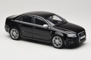 Audi RS4 B7 Sedan Phantom Black Minichamps 1:18 5010509115 Metalli — kuva 6 / 8