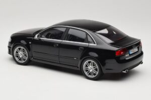 Audi RS4 B7 Sedan Phantom Black Minichamps 1:18 5010509115 Metalli — kuva 7 / 8