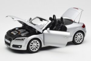 Audi TT 8J Roadster Vaalean Hopea Minichamps 1:18 5010500515 Metalli — kuva 2 / 8