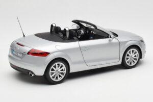 Audi TT 8J Roadster Vaalean Hopea Minichamps 1:18 5010500515 Metalli — kuva 3 / 8