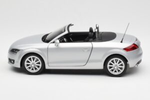 Audi TT 8J Roadster Vaalean Hopea Minichamps 1:18 5010500515 Metalli — kuva 4 / 8