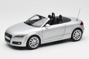 Audi TT 8J Roadster Vaalean Hopea Minichamps 1:18 5010500515 Metalli
