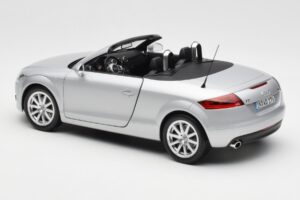 Audi TT 8J Roadster Vaalean Hopea Minichamps 1:18 5010500515 Metalli — kuva 7 / 8
