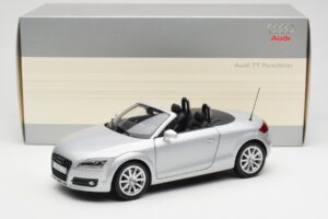 Audi TT 8J Roadster Vaalean Hopea Minichamps 1:18 5010500515 Metalli — kuva 8 / 8