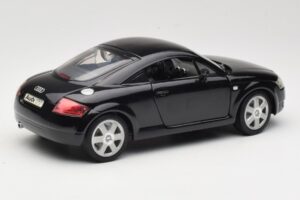 Audi TT 8N Musta Revell 1:18 08953 Metalli — kuva 3 / 8