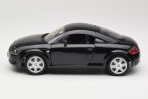 Audi TT 8N Musta Revell 1:18 08953 Metalli — kuva 4 / 8