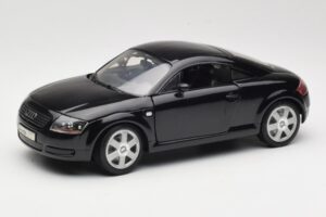 Audi TT 8N Musta Revell 1:18 08953 Metalli