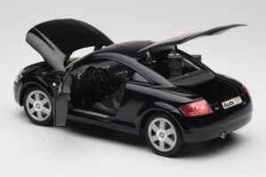 Audi TT 8N Musta Revell 1:18 08953 Metalli — kuva 5 / 8