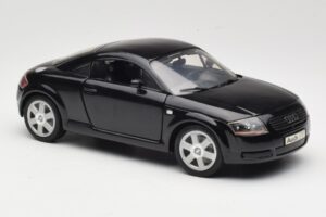 Audi TT 8N Musta Revell 1:18 08953 Metalli — kuva 6 / 8