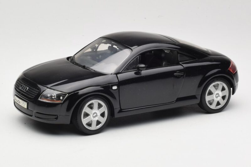 Audi TT 8N Musta Revell 1:18 08953 Metalli