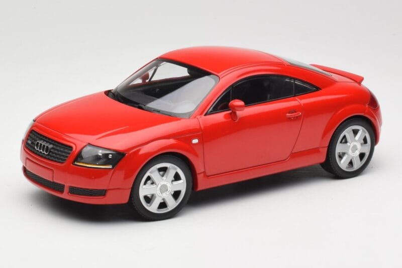 Audi TT 8N Punainen Minichamps 1:18 155017022 Metalli
