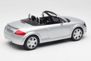 Audi TT 8N Roadster Silver Metallic Minichamps 1:18 155017031 Metalli — kuva 2 / 6