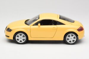 Audi TT 8N Keltainen Revell 1:18 08954-M1 Metalli — kuva 4 / 8