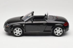 Audi TT 8N Roadster Musta Revell 1:18 8980 Metalli — kuva 4 / 8
