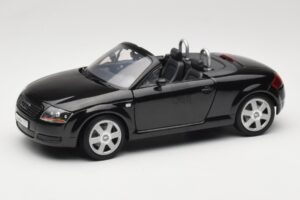 Audi TT 8N Roadster Musta Revell 1:18 8980 Metalli