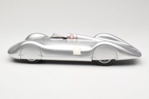 Auto Union Type C Streamliner #72 B. Rosemeyer World Record 1937 Revell 1:18 08420 Metalli — kuva 3 / 6