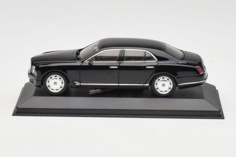 Bentley Mulsanne Musta Minichamps 1:43 436139900 Metalli