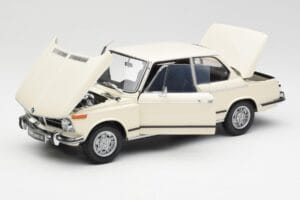 BMW 2002 Valkoinen Kyosho 1:18 08541W Metalli — kuva 2 / 8
