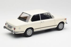 BMW 2002 Valkoinen Kyosho 1:18 08541W Metalli — kuva 3 / 8